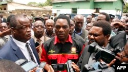 Hakainde Hichilema, chef de l'opposition zambienne répond aux questions des journalistes à Lusaka, 2 mars 2016.