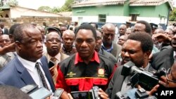 L’opposant zambien Hakainde Hichilema parle aux journalists avant une manifestation dispersée par la police à Lusaka, Zambie, 2 mars 2016.