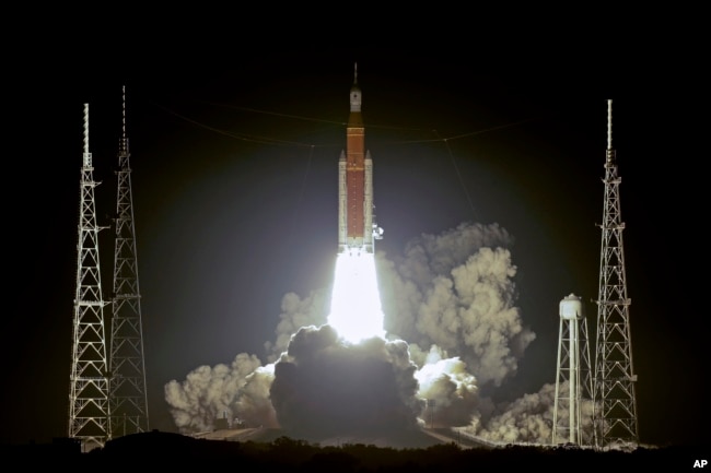 NASA's new moon rocket lifts off from Launch Pad 39B at the Kennedy Space Center in Cape Canaveral, Fla., Wednesday, Nov. 16, 2022. This launch is the first flight test of the Artemis program. (AP Photo/John Raoux )