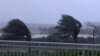 ARCHIVO - En la imagen una toma instantánea del momento en que el huracán Isaías golpeaba las costas de las Bahamas el pasado 31 de julio de 2020.