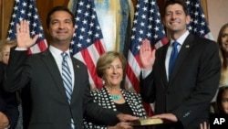 El representante por Florida, Carlos Curbelo, es juramentado por el presidente de la Cámara de Representantes, Paul Ryan, al comienzo de la actual legislatura.