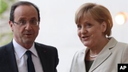 Kanselir Angela Merkel menyambut kedatangan Presiden Baru Perancis, Francois Hollande yang baru dilantik di Berlin (15/5). 