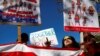 Para pengunjuk rasa memegang bendera Amerika Serikat pada pawai tahunan Women&#39;s March kedua, di Los Angeles, California, 20 Januari 2018.