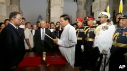 Sri Lanka’s new president Maithripala Sirisena takes the oath of office in Colombo, Jan. 9, 2015.