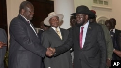 Former Vice President of South Sudan Riek Machar, left, greets South Sudan President Salva Kiir as Uganda President Yoweri Museveni, center, looks on as they meet for a security meeting to find a lasting solution to insecurity in South Sudan at the State House, in Entebbe, Uganda, July 7, 2018. 