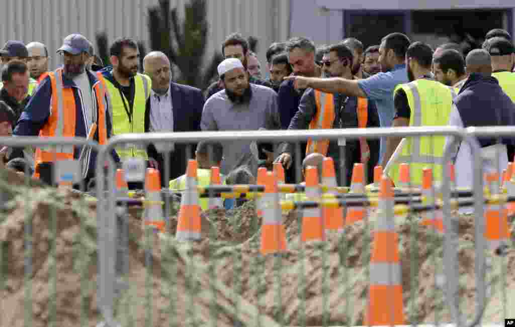 نمازِ جنازہ اور تدفین میں شرکت کے لیے ملک بھر سے مسلمان کرائسٹ چرچ پہنچے ہیں۔ مقامی مسلمان رہنماؤں کا کہنا ہے کہ میتوں کو غسل دینے اور تدفین کے لیے تیار کرنے کے لیے بعض مسلمان رضاکار بیرونِ ملک سے بھی آئے ہیں۔