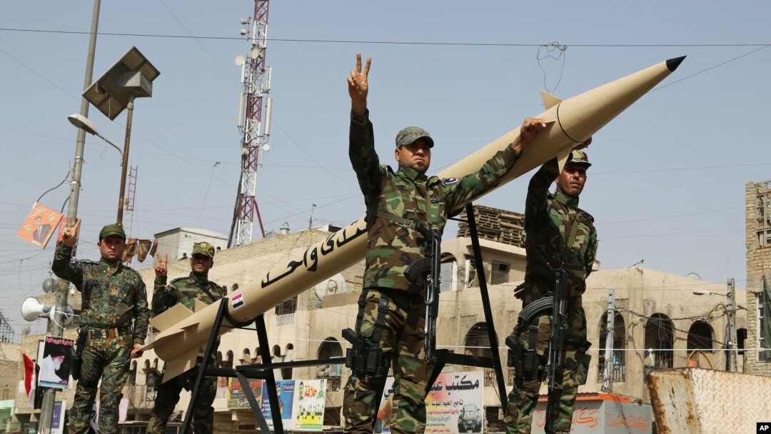 Các tình nguyện viên diễu hành ở thành phố Sadr, Baghdad, 21/6/2014.