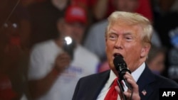 Mantan presiden AS sekaligus capres dari Partai Republik, Donald Trump, berbicara dalam kampanye di Georgia State University Convocation Center di Atlanta, Georgia, pada 3 Agustus 2024. (Foto: AFP/Christian Monterrossa)