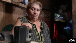 Campesina nicaragüense sostiene su radio, su único medio para informarse.