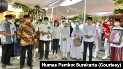 Suasana prosesi pemberangkatan jenazah ibunda Presiden Jokowi, Sudjiatmi Notomihardjo, dari rumah duka di Banjarsari Solo, menuju lokasi pemakaman keluarga di Karanganyar, Kamis, 26 Maret 2020: (Foto:Humas Pemkot Surakarta) 