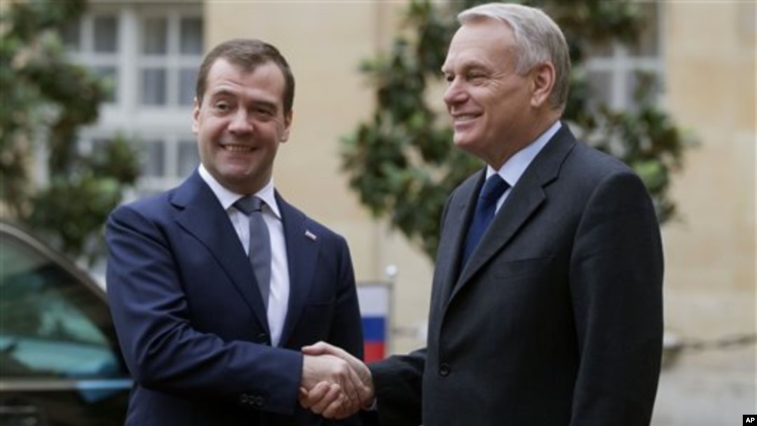 Thủ tướng Nga Dmitry Medvedev, trái, gặp Thủ tướng Pháp Jean-Marc Ayrault tại Matignon ở Paris, 27/11/2012