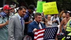 Anggota kelompok nasionalis kulit putih, Jason Kessler (tengah), berjalan ke Gedung Putih untuk melakukan unjuk rasa, menandai satu tahun aksi demo “Unite the Right” Charlottesville, Minggu, 12 Agustus 2018, di Washington, D.C.