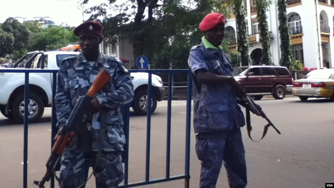 Increased security on George Street near police headquarters, Freetown, Sierra Leone, Oct. 3, 2013. (N. deVries/VOA)