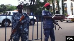 Increased security on George Street near police headquarters, Freetown, Sierra Leone, Oct. 3, 2013. (N. deVries/VOA)