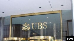 Pintu masuk gedung perbankan raksasa Swiss, UBS di Manhattan, New York.