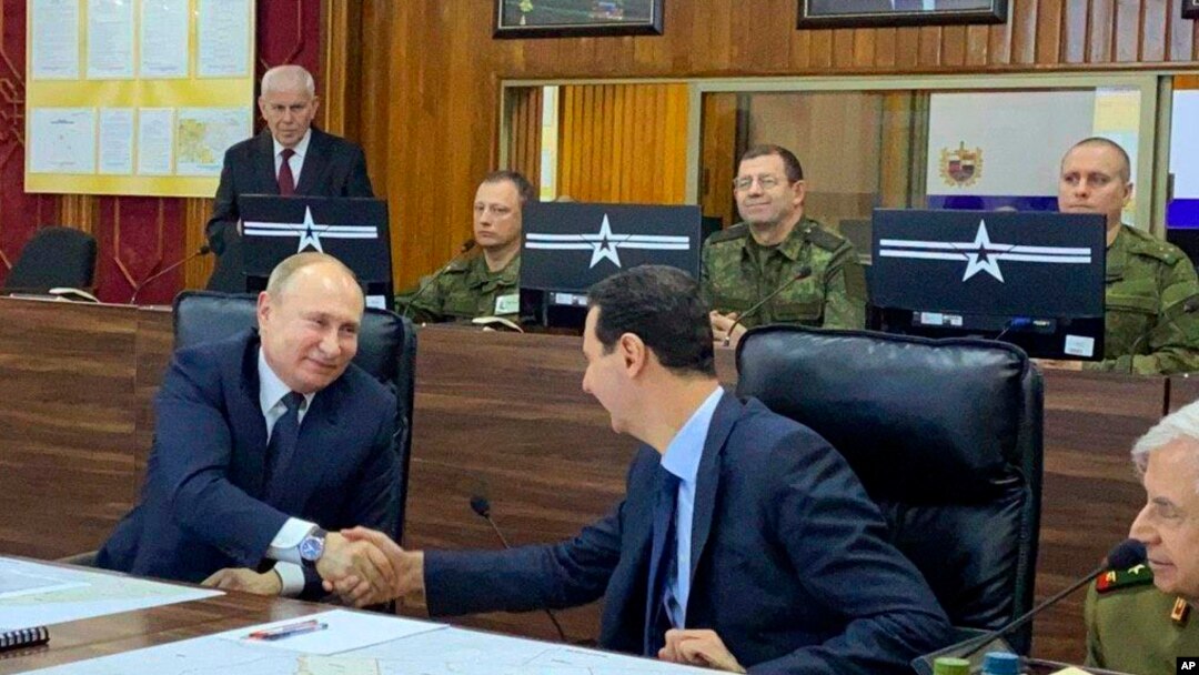 Presiden Rusia Vladimir Putin (kiri) bertemu dengan Presiden Suriah Bashar Assad (tengah) di Damaskus, Suriah, 7 Januari 2020. 