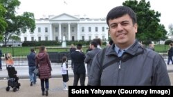 Solih Yahyoyev Vashingtonda Oq uy oldida, may, 2016