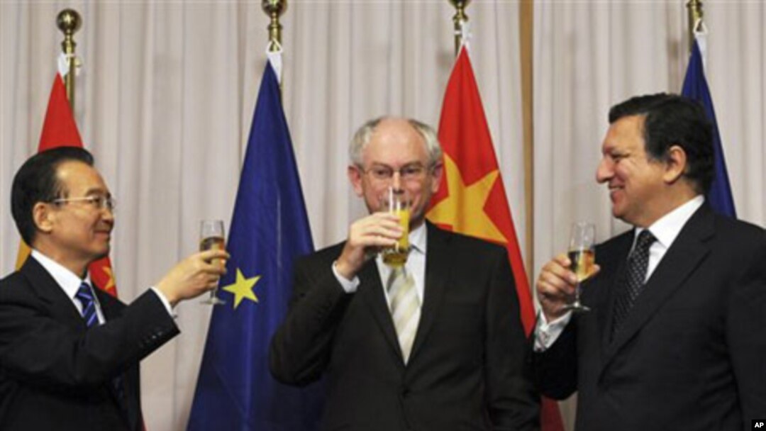 From left to right:China's Prime Minister Wen Jiabao, European Union Council President Herman Van Rompuy, and European Union Commission President Jose Manuel Barroso are seen following the signing ceremony of two agreements between the European Union and