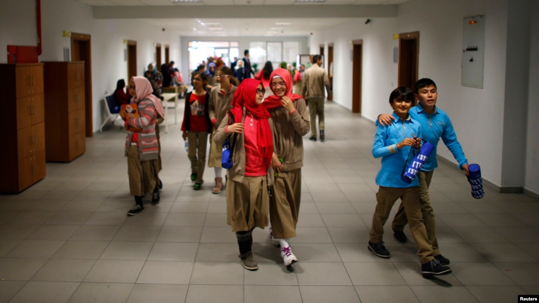 Murid-murid Sekolah Tevfik Ileri Imam Hatip di Ankara berjalan di lorong sekolah dalam jam istirahat.