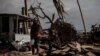 Una pareja espera ayuda en Haulover, una comunidad a 41 km al sur de Bilwi, en la Región Autónoma del Caribe Norte, Nicaragua, el 28 de noviembre de 2020, días después del paso del huracán Iota. Inti OCON / AFP)
