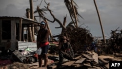 Una pareja espera asistencia en Haulover, una comunidad a 41 kilómetros al sur de Bilwi, en la Región Autónoma del Caribe Norte, Nicaragua, el 28 de noviembre de 2020, días después del paso del huracán Iota.