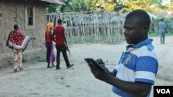 A Pokomo villager uses Una Hakika to check the truth of rumors he hears, most of which are false, Tana Delta, Kenya, Nov. 24, 2014. (Hilary Heuler / VOA News)