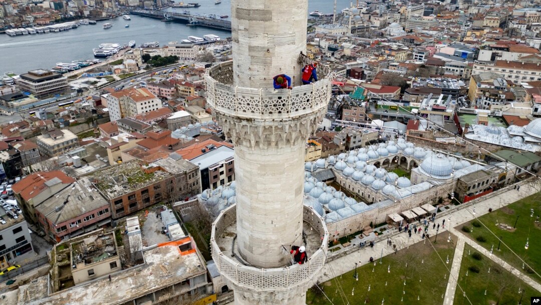 Menara Masjid Suleymaniye di Istanbul, Turki (foto: ilustrasi). 