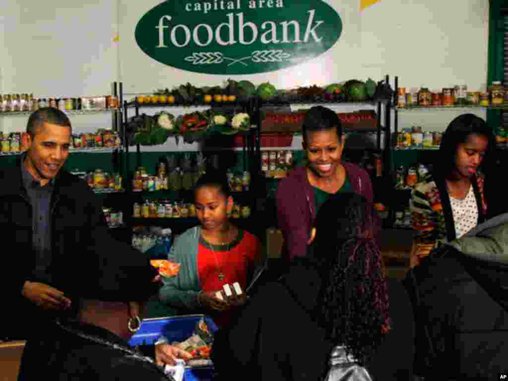 President Barack Obama, his wife Michelle and daughters had out food at a Washington food bank on the night before Thanksgiving.