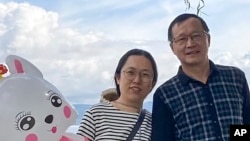 资料照片：中国安徽省甘泉教会长老丁忠福（右）和他的妻子葛云霞。（2023年8月25日）