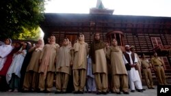 Polisi perempuan Jammu dan Kashmir bersama warga sipil mengikuti upacara Hari Syuhada (Martyrs' Day) di pemakaman syuhada di Srinagar, India (13/7).