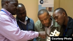 De futurs chirurgiens étudiant au Children’s Hospital à Kijabe, au Kenya (Photo Lancet)