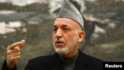 Presiden Afghanistan Hamid Karzai menerima pejabat Iran di Kabul hari Sabtu 5/1 (foto: dok). 