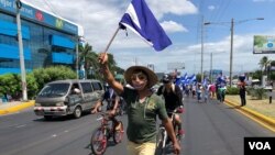 Nicaraguenses piden la liberación de los presos políticos durante una "Maratón por la Libertad", en Managua, el domingo 12 de agosto de 2018. Foto: Gesell Tobías.