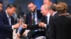 Presiden China Xi Jinping (kiri), Presiden Rusia Vladimir Putin (tengah) dan Presiden Mesir Abdel Fattah el-Sisi bersulang dalam resepsi di sela KTT BRICS di Kazan, Rusia, pada 23 Oktober 2024. (Foto: Alexey Nikolskiy/brics-russia2024.ru via AP)