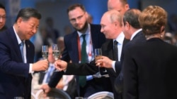 Presiden China Xi Jinping (kiri), Presiden Rusia Vladimir Putin (tengah) dan Presiden Mesir Abdel Fattah el-Sisi bersulang dalam resepsi di sela KTT BRICS di Kazan, Rusia, pada 23 Oktober 2024. (Foto: Alexey Nikolskiy/brics-russia2024.ru via AP)