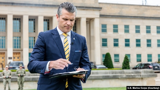 美国战争部长皮特·海格塞斯在五角大楼举行的无人机演示活动中签署了《释放美国军事无人机指导地位》备忘录。(2025年7月10日)