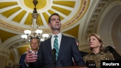 资料照片：科顿参议员等参议院共和党领袖在他们的每周例行政策午餐会之后在国会山举行记者会。(2026年3月17日)