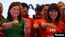 Wali kota Davao, Sara Duterte-Carpio (kiri), yang juga putri Presiden Duterte, pada sebuah acara di Metro Manila, Filipina (foto: dok). 