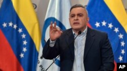 El fiscal general venezolano, Tarek William Saab, ofrece declaraciones a la prensa el pasado 31 de marzo, en Caracas. Según el funcionario, en Venezuela se dio un complot para colapsar la economía con prácticas corruptas para luego ejecutar "un plan político nefasto".