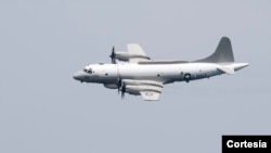 Foto oficial de archivo de la Marina de guerra de un avión Aries EP-3E en pleno vuelo.
