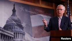 Le chef de la majorité du Sénat américain, Mitch McConnell, lors d'une conférence de presse après que le Sénat eut voté pour confirmer la nomination du juge Brett Kavanaugh à la Cour suprême au Capitole américain à Washington, le 6 octobre 2018. REUTERS / Jonathan Ernst - 