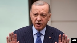 Le président turc Recep Tayyip Erdogan face aux médias à Istanbul, le 3 mai 2024. (AP / Khalil Hamra)