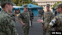 9일 한국을 방문한 새뮤얼 파파로 미국 인도태평양사령관이 비무장지대(DMZ) 내 공동경비구역에서 관계자의 설명을 듣고 있다.