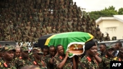 Le personnel de la Force de défense du peuple tanzanien (TPDF) porte le cercueil du cinquième président tanzanien John Magufuli lors des funérailles nationales au stade Uhuru à Dar es Salaam, en Tanzanie, le 20 mars 2021.