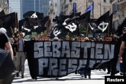 Göstericiler Fransız neo-Nazi aktivist Sebastien Deyzieu'yu pankartlarla andı.