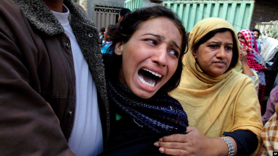 Seorang perempuan Kristen Pakistan berduka karena seorang angota keluarganya tewas dalam ledakan bon bunuh diri dekat dua gereja di Lahore, Pakistan, 15 Maret 2015. (AP Photo/K.M. Chaudary)