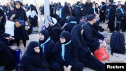 زائران ایرانی مراسم اربعین پس از عبور از مرز زرباطیه (۲۱ شهریور ۱۴۰۱) 