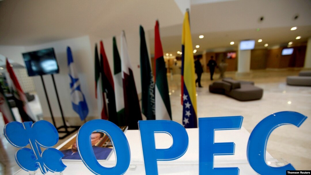 FOTO DE ARCHIVO: El logo de la OPEP antes de una reunión informal entre miembros de la Organización de Países Exportadores de Petróleo (OPEP) en Argel.