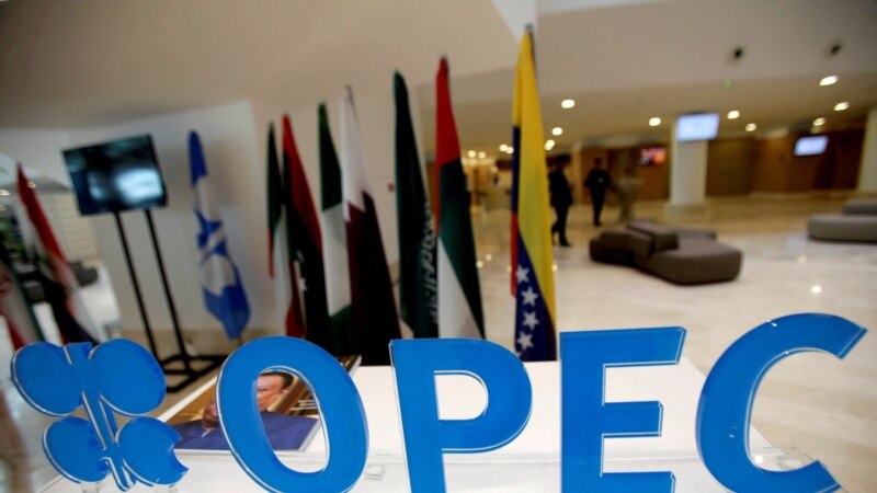 OPEP+ aprueba un leve aumento de producción, en un desaire para Biden