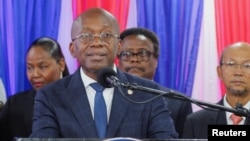 El nuevo primer Ministro interino de Haití, Michel Patrick Boisvert, habla durante la ceremonia de instalación del Consejo de Transición, a las afueras de Puerto Príncipe, Haití, el 25 de abril de 2024. 
